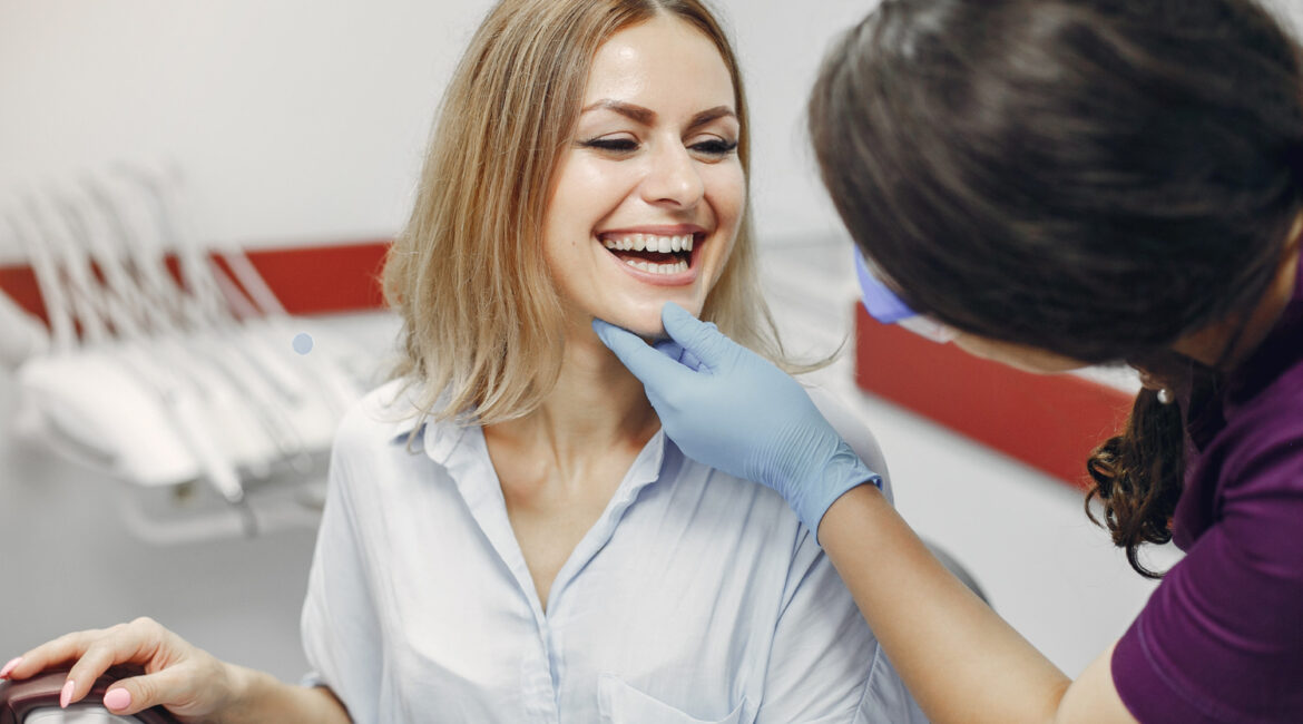 Paciente busca atendimento para dentes tortos